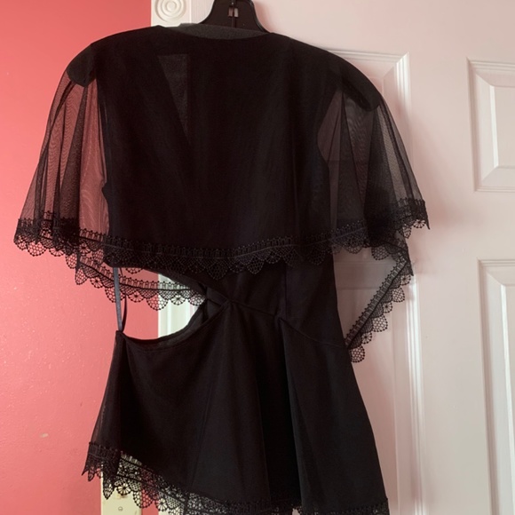 NWOT BCBG Maxazaria Cut Out Lace V Neck Top, Size 2 - Picture 11 of 14